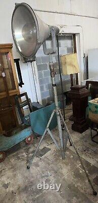 Projecteur de chantier vintage General Electric sur trépied
