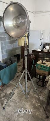 Projecteur de chantier vintage General Electric sur trépied