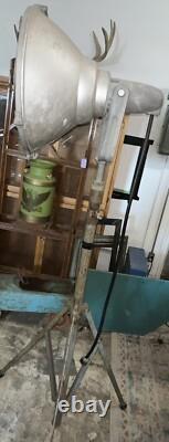 Projecteur de chantier vintage General Electric sur trépied