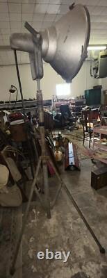 Projecteur de chantier vintage General Electric sur trépied
