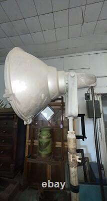 Projecteur de chantier vintage General Electric sur trépied