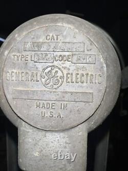 Projecteur de chantier vintage General Electric sur trépied