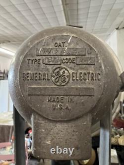 Projecteur de chantier vintage General Electric sur trépied