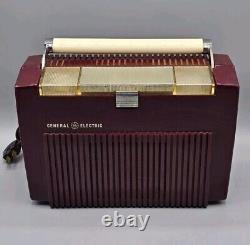 RADIO PORTABLE AM GÉNÉRAL ÉLECTRIQUE BOURGOGNE 4-TUBES VINTAGE 1952, MODÈLE 607