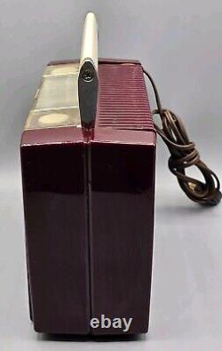 RADIO PORTABLE AM GÉNÉRAL ÉLECTRIQUE BOURGOGNE 4-TUBES VINTAGE 1952, MODÈLE 607