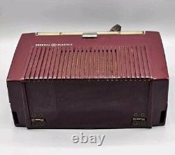 RADIO PORTABLE AM GÉNÉRAL ÉLECTRIQUE BOURGOGNE 4-TUBES VINTAGE 1952, MODÈLE 607