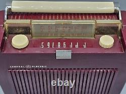 RADIO PORTABLE AM GÉNÉRAL ÉLECTRIQUE BOURGOGNE 4-TUBES VINTAGE 1952, MODÈLE 607