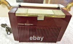 RADIO PORTABLE AM GÉNÉRAL ÉLECTRIQUE BURGONDY 4-TUBES VINTAGE 1952 MODÈLE 607 FONCTIONNE