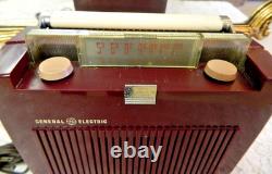 RADIO PORTABLE AM GÉNÉRAL ÉLECTRIQUE BURGONDY 4-TUBES VINTAGE 1952 MODÈLE 607 FONCTIONNE