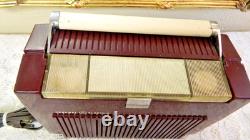 RADIO PORTABLE AM GÉNÉRAL ÉLECTRIQUE BURGONDY 4-TUBES VINTAGE 1952 MODÈLE 607 FONCTIONNE