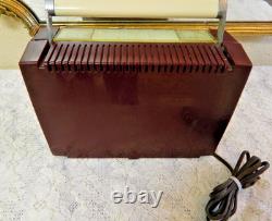 RADIO PORTABLE AM GÉNÉRAL ÉLECTRIQUE BURGONDY 4-TUBES VINTAGE 1952 MODÈLE 607 FONCTIONNE