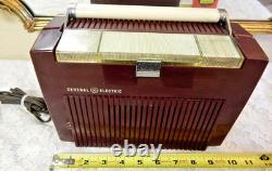RADIO PORTABLE AM GÉNÉRAL ÉLECTRIQUE BURGONDY 4-TUBES VINTAGE 1952 MODÈLE 607 FONCTIONNE