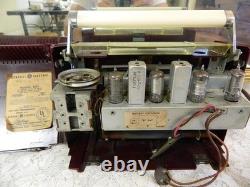 RADIO PORTABLE AM GÉNÉRAL ÉLECTRIQUE BURGONDY 4-TUBES VINTAGE 1952 MODÈLE 607 FONCTIONNE