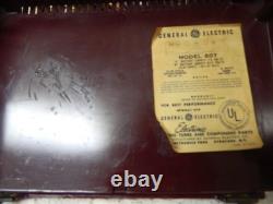 RADIO PORTABLE AM GÉNÉRAL ÉLECTRIQUE BURGONDY 4-TUBES VINTAGE 1952 MODÈLE 607 FONCTIONNE