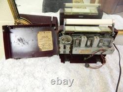 RADIO PORTABLE AM GÉNÉRAL ÉLECTRIQUE BURGONDY 4-TUBES VINTAGE 1952 MODÈLE 607 FONCTIONNE