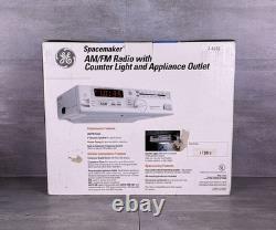 Radio AM/FM GE Spacemaker vintage 1994 avec lumière sous meuble et prise pour appareil 7-4232