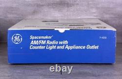 Radio AM/FM GE Spacemaker vintage 1994 avec lumière sous meuble et prise pour appareil 7-4232
