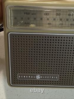 Radio AM/FM à piles / secteur General Electric Modèle No. 7-2825J Vintage