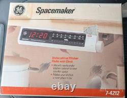 Radio AM/FM de cuisine vintage GE Spacemaker sous meuble avec horloge 7-4212. Neuf