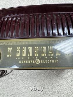 Radio à accord Bakélite Modèle 135 de General Electric des années 1950