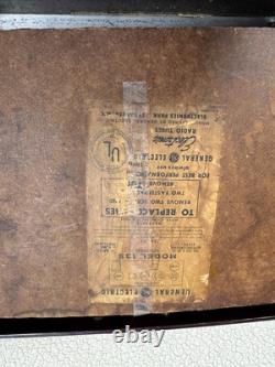 Radio à accord Bakélite Modèle 135 de General Electric des années 1950