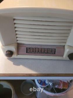 Radio à cadran vintage General Electric Modèle 115W GE Works Écoute du football