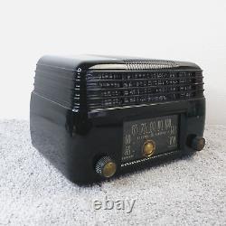 Radio à lampes GE 200 Vintage des années 1950 en bakélite noire AM General Electric en état de marche