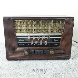 Radio à lampes vintage General Electric modèle 321 AM GE sur table en bois avec boutons poussoirs