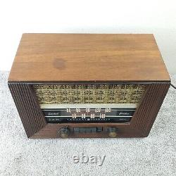 Radio à lampes vintage General Electric modèle 321 AM GE sur table en bois avec boutons poussoirs