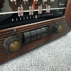 Radio à lampes vintage General Electric modèle 321 AM GE sur table en bois avec boutons poussoirs