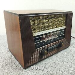 Radio à lampes vintage General Electric modèle 321 AM GE sur table en bois avec boutons poussoirs