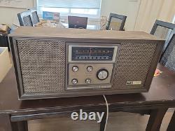 Radio à transistors en noyer General Electric T1020a vintage 1968 TESTÉE ET FONCTIONNELLE