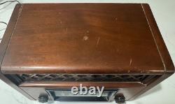 Radio à tube de table en bois vintage GE General Electric à ondes courtes AM, modèle 221 Radio à tube de table en bois vintage GE General Electric à ondes courtes AM, modèle 221