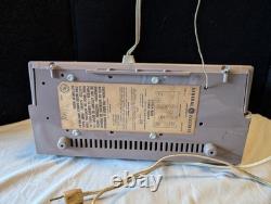 Radio à tubes AM FM General Electric vintage Cocoa en état de fonctionnement rare 8 13 5.5 pouces