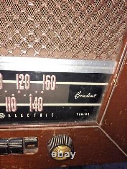 Radio à tubes AM Vintage General Electric dans un boîtier en bois, modèle GE 321, fonctionnel