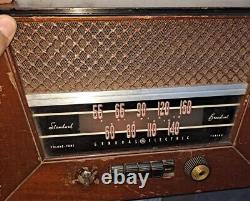 Radio à tubes AM Vintage General Electric dans un boîtier en bois, modèle GE 321, fonctionnel