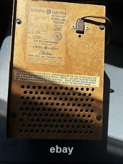 Radio à tubes General Electric 495 AM GE Vintage des années 1950 milieu du siècle s'allume