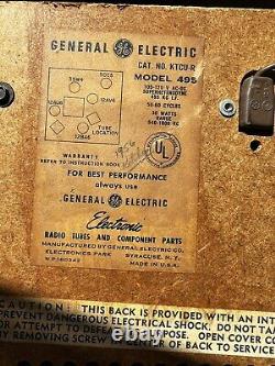 Radio à tubes General Electric 495 AM GE Vintage des années 1950 milieu du siècle s'allume