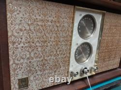 Radio à tubes Vintage General Electric G. E. Modèle T-250A AM/FM. Fonctionne très bien.