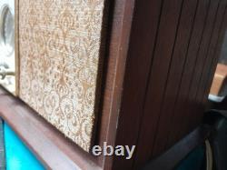 Radio à tubes Vintage General Electric G. E. Modèle T-250A AM/FM. Fonctionne très bien.