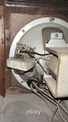Radio à tubes Vintage General Electric GE E-72 en cabinet en bois années 1930 fonctionne.