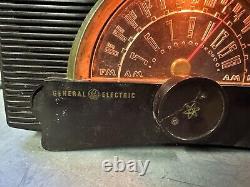Radio à tubes de l'ère atomique Vintage General Electric 408 AM/FM dans un boîtier en bakélite fonctionne
