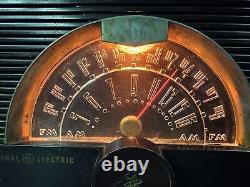 Radio à tubes de l'ère atomique Vintage General Electric 408 AM/FM dans un boîtier en bakélite fonctionne