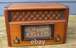 Radio à tubes vintage GE General Electric modèle 221 Musaphonic dans un joli boîtier en bois