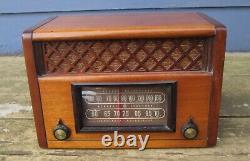 Radio à tubes vintage GE General Electric modèle 221 Musaphonic dans un joli boîtier en bois