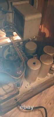 Radio à tubes vintage General Electric GE en forme de tombeau, Art déco, non testé, en état de fonctionnement Radio à tubes vintage General Electric GE en forme de tombeau, Art déco, non testé, en état de fonctionnement