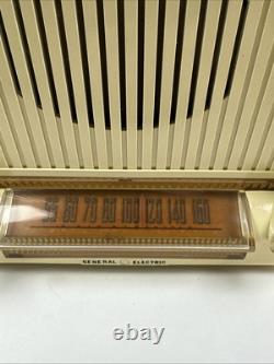 Radio à tubes vintage General Electric modèle 423 ivoire de 1951 fonctionne PROP TV