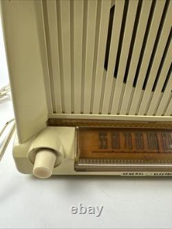 Radio à tubes vintage General Electric modèle 423 ivoire de 1951 fonctionne PROP TV