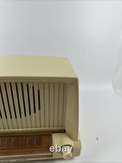 Radio à tubes vintage General Electric modèle 423 ivoire de 1951 fonctionne PROP TV