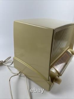 Radio à tubes vintage General Electric modèle 423 ivoire de 1951 fonctionne PROP TV